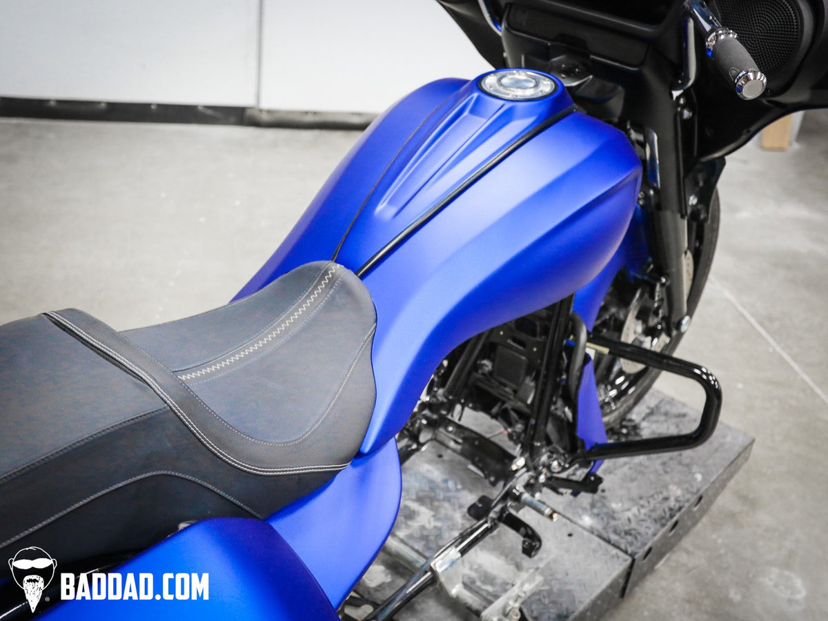 Rear three-quarter view of Vantage Series stretched tank and dash on a 2024+ Street Glide