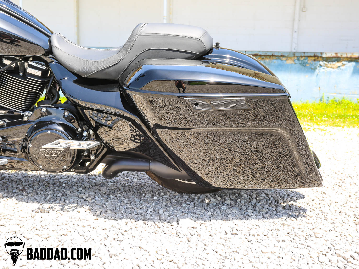 Close-up of Vantage Series saddlebag on a Road Glide