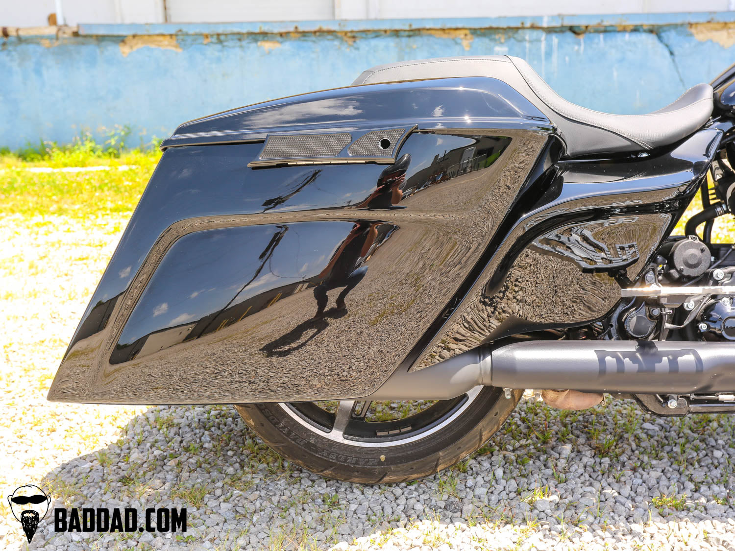 Vantage Series saddlebag lid on a Road Glide