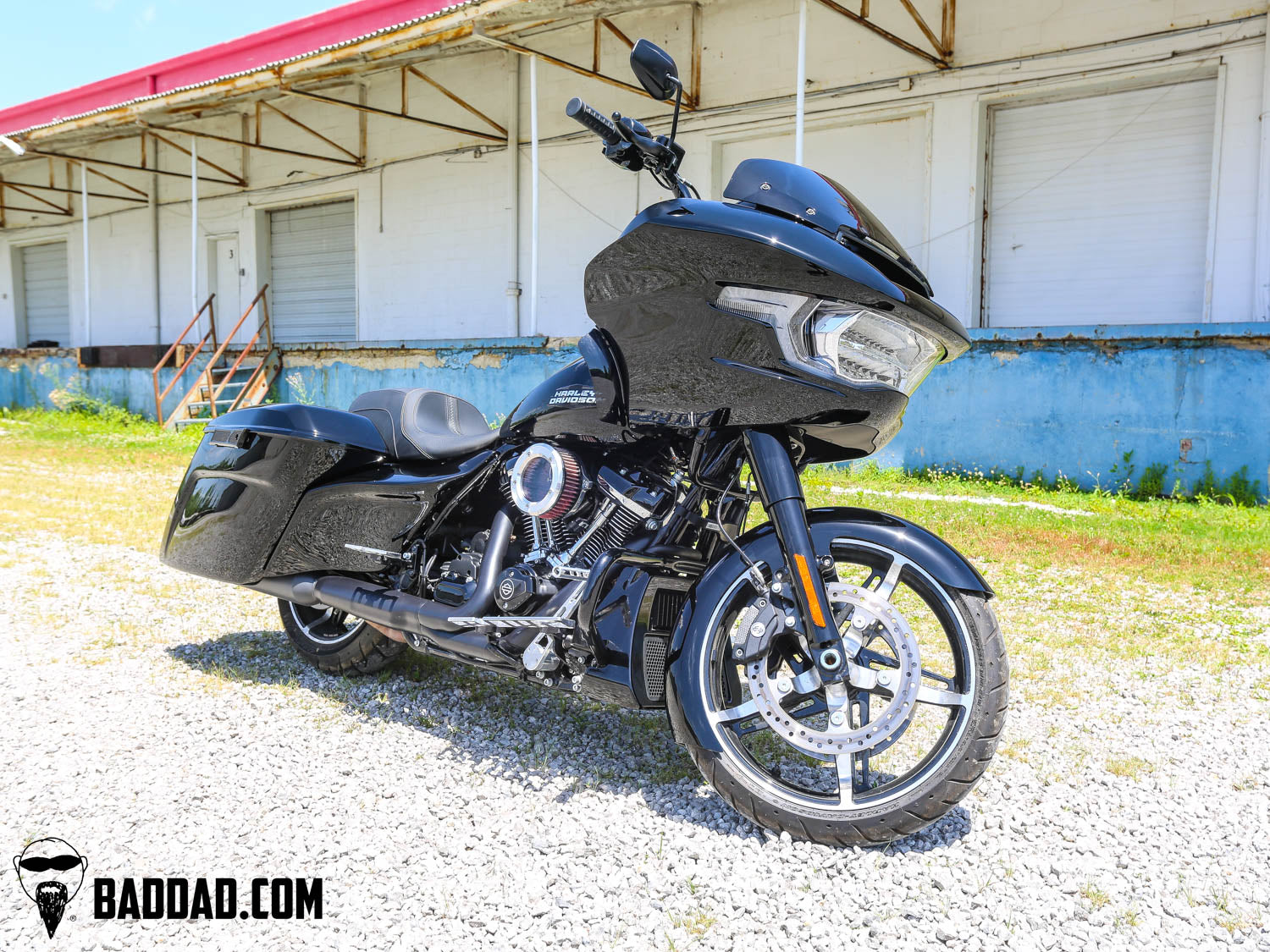 Road Glide with Vantage Series fender, front three-quarter view